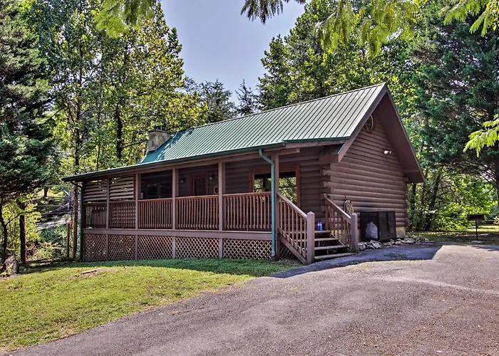 Charming Pigeon Forge Cabin With Private Hot Tub!