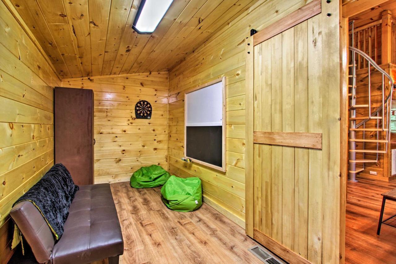 Charming Pigeon Forge With Private Hot Tub! Holiday home Sevierville